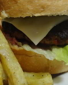 Бургер по-кадженски с соусом из хрена и сметаны