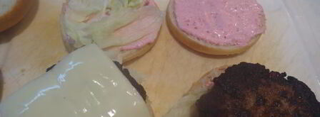 бургер по-кадженски с соусом из хрена и сметаны. Шаг 8