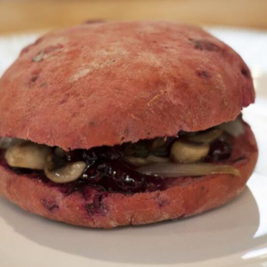 Рецепт бургера с говядиной и чатни из красной смородины