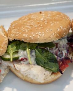 Бургер с судаком и краснокочанной капустой