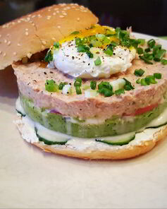 Бургер с тунцом и гуакамоле
