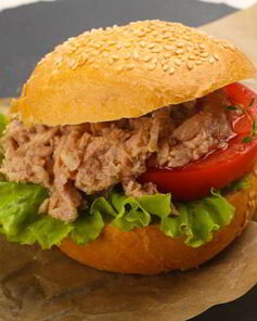 Бургер с тунцом и моцареллой