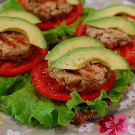 Рецепт бургеров с котлетками из тунца и авокадо