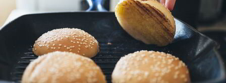 домашние бургеры с котлетой. Шаг 7