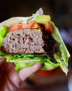 Гамбургер на салатных листьях