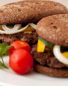 Гамбургер с ржаным хлебом и говяжьей котлетой