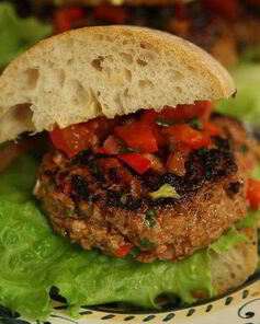 Гамбургеры с ягнятиной, сладким перцем и базиликом