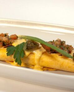 Буррито с говядиной и сырным соусом