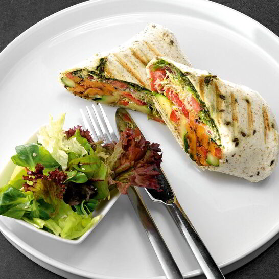 Рецепт буррито с жареными овощами и песто