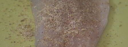 бутерброд с белой рыбой и соусом из йогурта и каперсов. Шаг 3