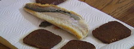 бутерброд с белой рыбой и соусом из йогурта и каперсов. Шаг 6