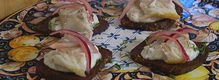 бутерброд с белой рыбой и соусом из йогурта и каперсов. Шаг 11