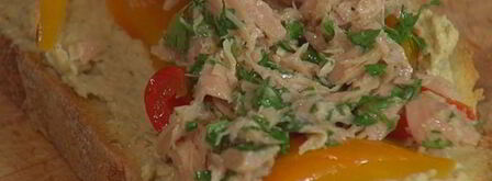 бутерброд с тунцом, запеченным перцем и хумусом. Шаг 9