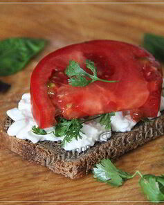 Бутерброд с творогом и помидорами