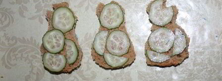 бутерброды поющие снеговики в шарфиках. Шаг 3