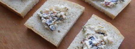 бутерброды с фетой и сыровяленой колбасой. Шаг 4