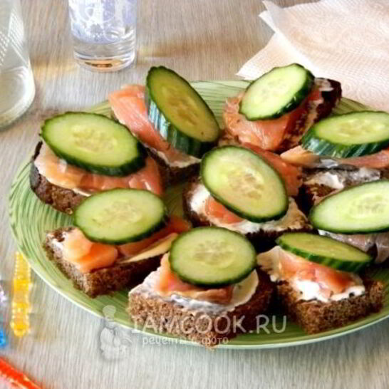 Рецепт бутербродов с красной рыбой и огурцом