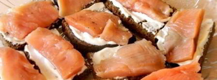 бутерброды с красной рыбой и огурцом. Шаг 8