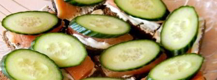 бутерброды с красной рыбой и огурцом. Шаг 9