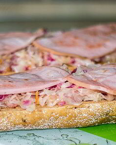 Бутерброды с квашеной капустой и колбасой