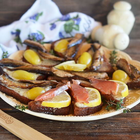 Рецепт бутербродов со шпротами и копченой семгой