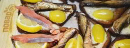 бутерброды со шпротами и копченой семгой. Шаг 9