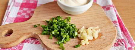 бутерброды со шпротами с черным хлебом. Шаг 5