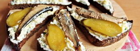 бутерброды со шпротами с черным хлебом. Шаг 10