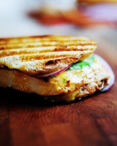 Горячие бутерброды с курицей и абрикосовым соусом