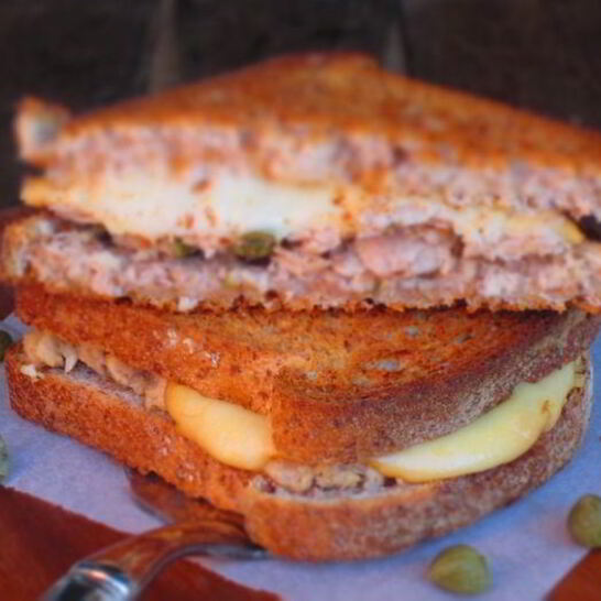 Рецепт горячего бутерброда с тунцом и копченым сыром