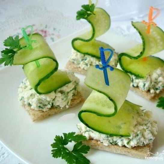 Рецепт маленьких бутербродов на шпажках