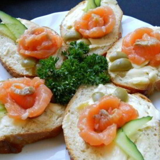 Рецепт маленьких бутербродов с семгой