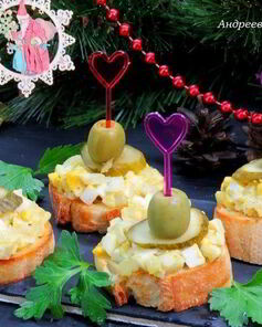 Закусочные бутерброды с луком и яйцами