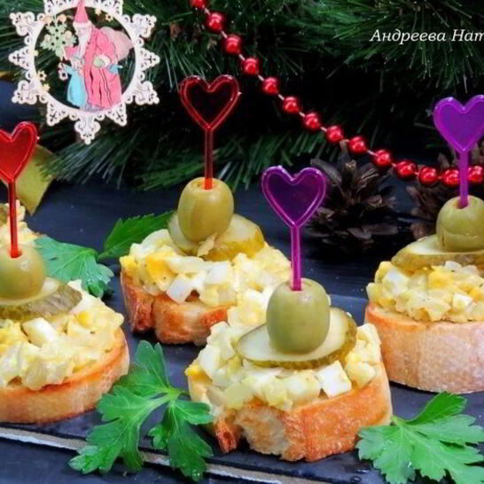 Рецепт закусочных бутербродов с луком и яйцами