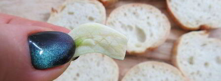 закусочные бутерброды с луком и яйцами. Шаг 3