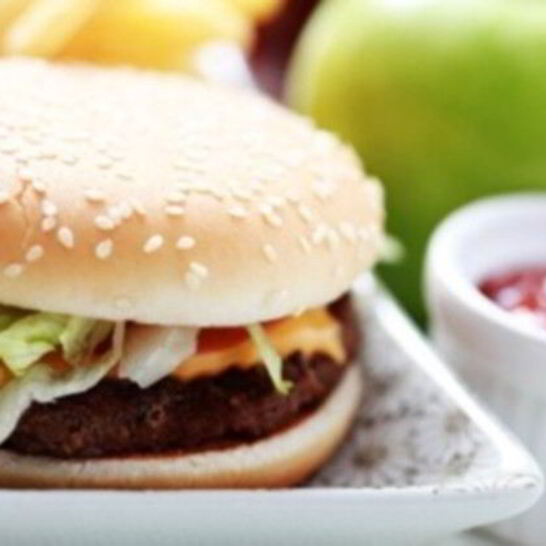 Рецепт чизбургера домашнего со свининой, авокадо и кинзой