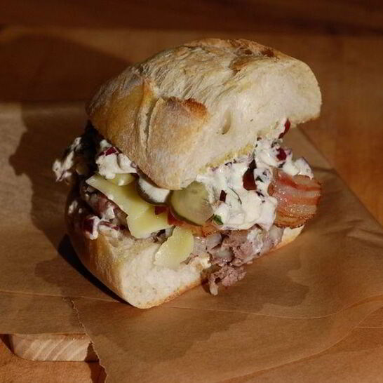 Рецепт чизбургера с беконом и дижонским соусом