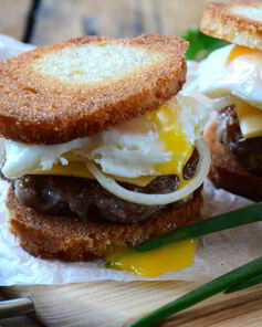 Чизбургер с гренками и яйцом