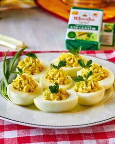 Фаршированные сырным салатом яйца
