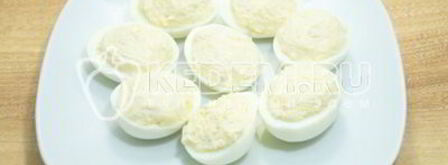 фаршированные яйца дед мороз. Шаг 6