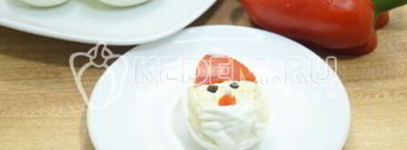 фаршированные яйца дед мороз. Шаг 7