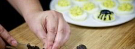 фаршированные яйца-пауки на хэллоуин. Шаг 3