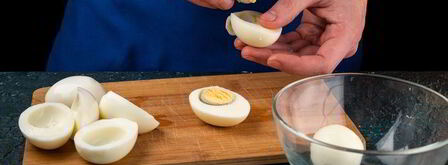 фаршированные яйца с крабовыми палочками. Шаг 3