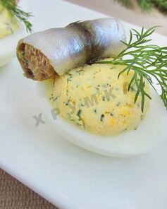 Фаршированные яйца с рулетиками из малосольной кильки