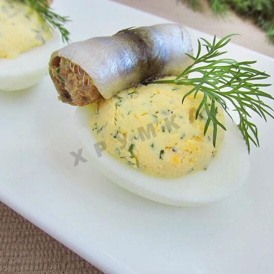 Рецепт фаршированных яиц с рулетиками из малосольной кильки