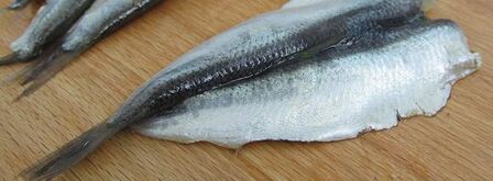 фаршированные яйца с рулетиками из малосольной кильки. Шаг 3