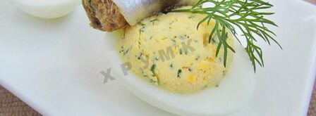 фаршированные яйца с рулетиками из малосольной кильки. Шаг 14