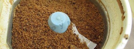 фаршированные яйца с рулетиками из малосольной кильки. Шаг 4