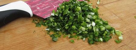 фаршированные яйца с рулетиками из малосольной кильки. Шаг 5