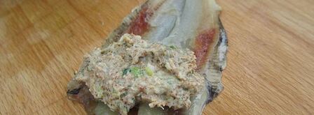 фаршированные яйца с рулетиками из малосольной кильки. Шаг 9